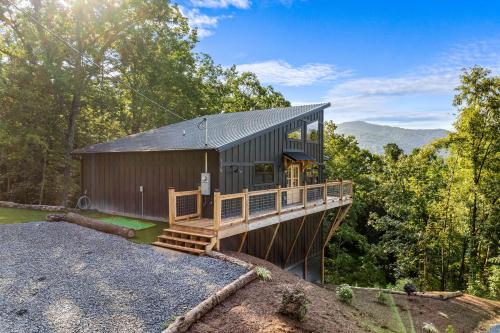 Little Bear Lodge, 3BR2BA private cabin in Cosby, TN Gorgeous outdoor space, fire pit, hot tub in Cosby, USA