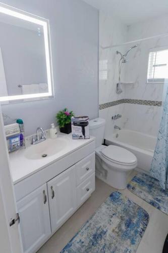 CasaBay 4 Bed 2 Bath House Ultimate Backyard Fun in Cutler Bay, USA