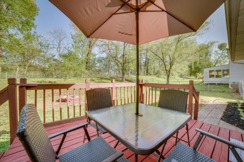 Kentucky Vacation Rental Escape with Deck in Oak Grove, USA