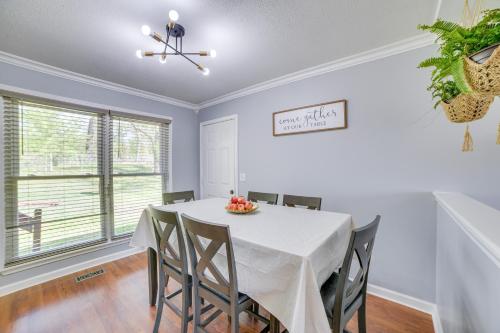 Kentucky Vacation Rental Escape with Deck in Oak Grove, USA