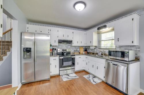 Kentucky Vacation Rental Escape with Deck in Oak Grove, USA