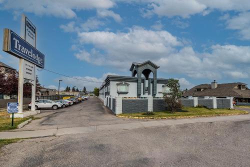 Travelodge by Wyndham Calgary South - image 3