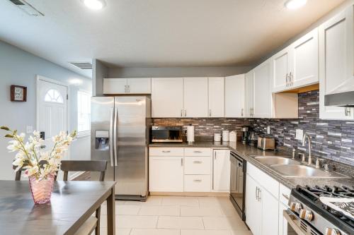 7 Mi to Louisville Family-Friendly Jefferson Home in Jeffersonville, USA