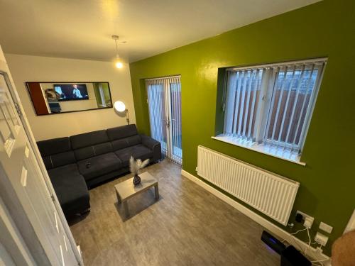 Modern 3- Bed House -Private Parking - sleeps 12- 2 Min M62
