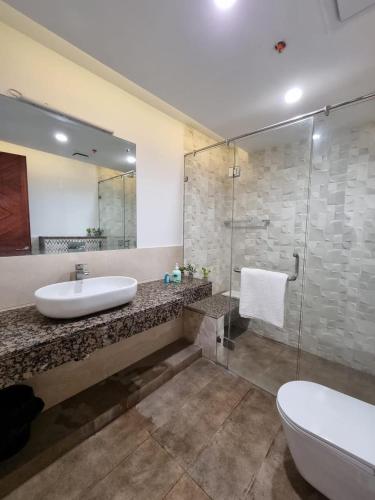 Luxury Gold Crest Apartment - image 12