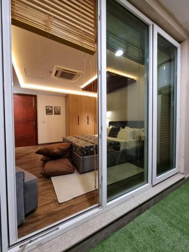 Luxury Gold Crest Apartment - image 3