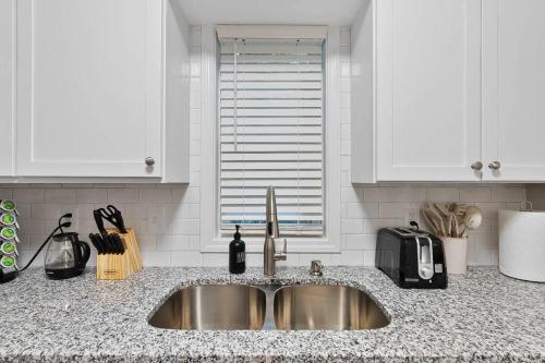 2 Min Drive to Downtown! A Cozy 2BR in Raleigh! in Raleigh, USA