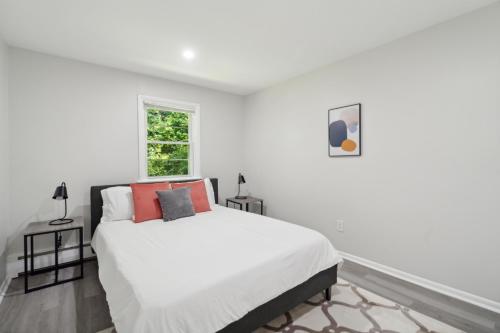 Pine Brook 518 I Spacious 2bd Garden Style Oasis in Newark, USA