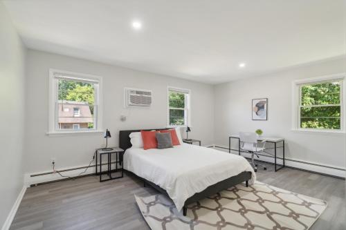 Pine Brook 518 I Spacious 2bd Garden Style Oasis in Newark, USA