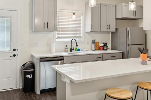 Alto Q7 I Modern New Construction 2bd Apartment thumb 3