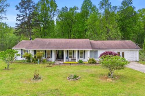 Modern Rancher on Lake Lanier in Gainesville in Gainesville, USA