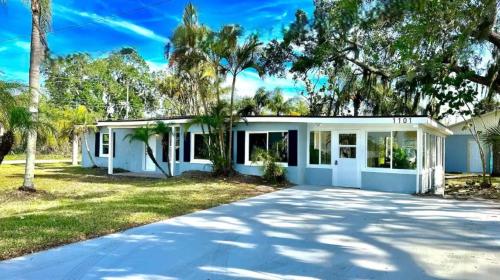 Ruskin Waterfront Gem & Sunny Spaces in Gulf City, USA