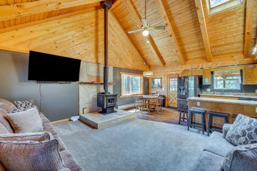 Alpine Cabin with Deck 3 Mi to Luna Lake! in Eagar 