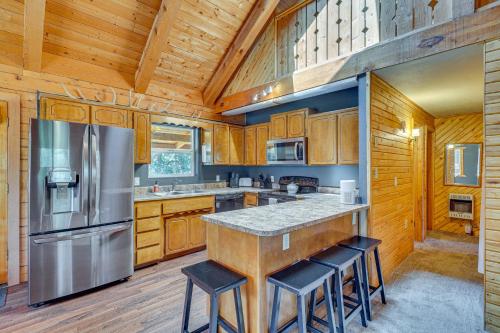 Alpine Cabin with Deck 3 Mi to Luna Lake! in Eagar 