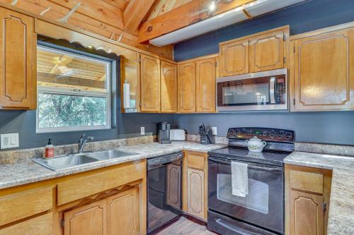 Alpine Cabin with Deck 3 Mi to Luna Lake! in Eagar 