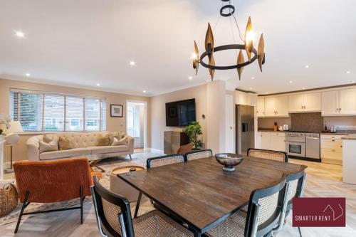 Picture of Guildford - 4 Bedroom House - Private Parking