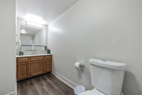 Pine Brook 502 I Pool Gym I Free Parking ! in Newark, USA