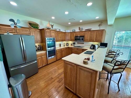 Lake Front, Pool & Sunset Island Views in Pottsboro, USA