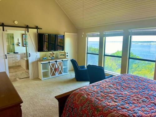 Lake Front, Pool & Sunset Island Views in Pottsboro, USA