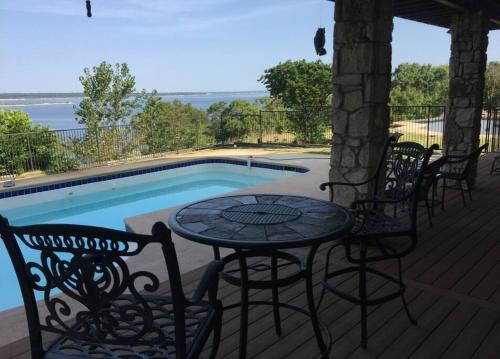 Lake Front, Pool & Sunset Island Views in Pottsboro, USA
