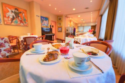 酒吧/高級酒吧, 新伯酒店 (Senbhotel) in 塞尼加利亞