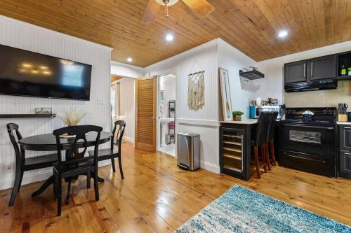 Bare Feet Bungalow -Close to beach & dog friendly in Gulfport, USA