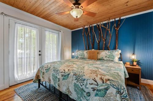 Bare Feet Bungalow -Close to beach & dog friendly in Gulfport, USA