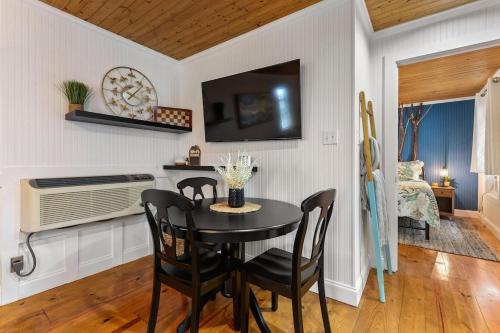 Bare Feet Bungalow -Close to beach & dog friendly in Gulfport, USA