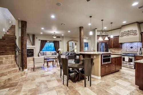 Saguaro Sunset - Secluded 4BR Home with Rooftop Patio