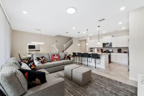 5BD Sleeps 14 Mickey Home with Pool and BBQ in Davenport, USA