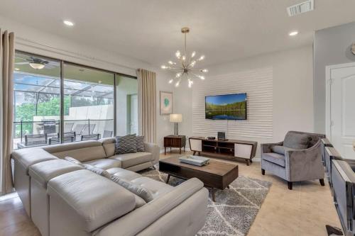 Fantastic 5BD Pet friendly Home with pool and BBQ