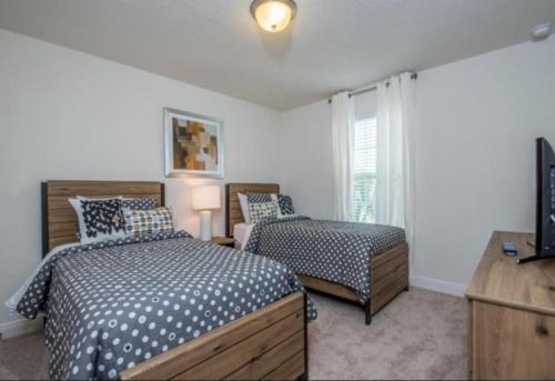Spacious 6 bedrooms pet friendly home Solterra in Davenport, USA