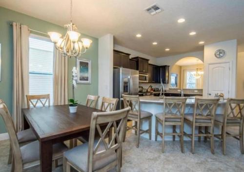 Spacious 6 bedrooms pet friendly home Solterra in Davenport, USA