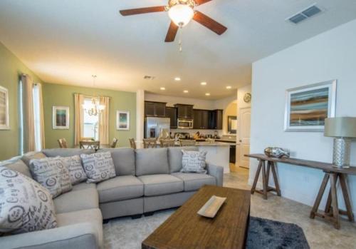 Spacious 6 bedrooms pet friendly home Solterra in Davenport, USA