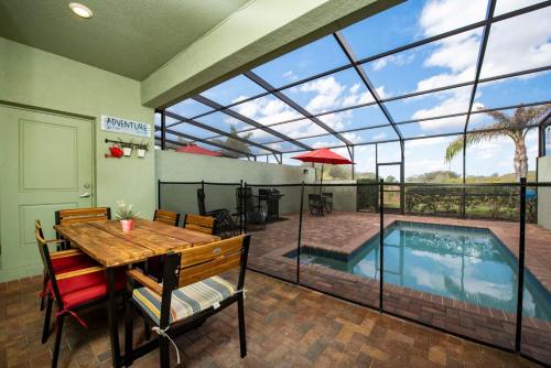 5 bedroom lovely home with pool and BBQ near Disney in Davenport, USA