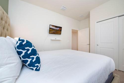 5 bedroom lovely home with pool and BBQ near Disney in Davenport, USA