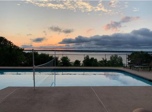 Lake Front, Pool & Sunset Island Views in Pottsboro, USA