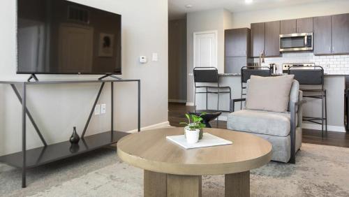 Landing at The Parq at Chesterfield - 2 Bedrooms in Chesterfield in Chesterfield, USA