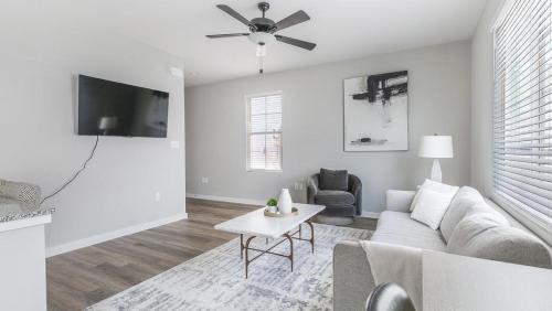Landing at Sanctuary at Indian Creek - 1 Bedroom in Huntsville in Madison, USA