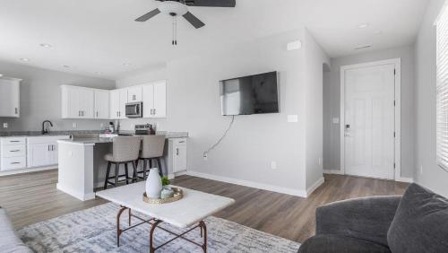 Landing at Sanctuary at Indian Creek - 1 Bedroom in Huntsville in Madison, USA
