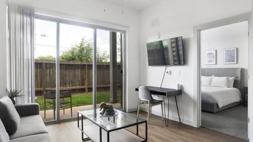 Landing at The Haywood - 1 Bedroom in Slaughter Creek in Austin, USA