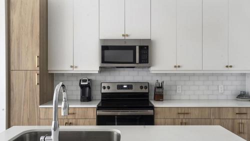 Landing at The Haywood - 1 Bedroom in Slaughter Creek in Austin, USA