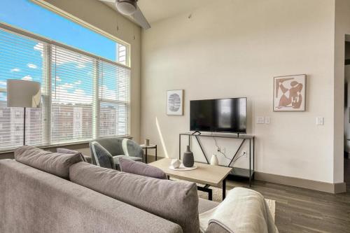 Landing at Enclave at Woodland Lakes - 2 Bedrooms in The Woodlands in Conroe, USA