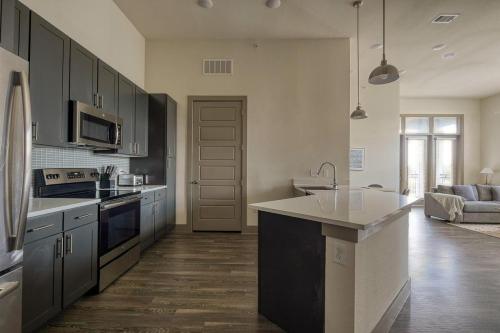 Landing at Enclave at Woodland Lakes - 2 Bedrooms in The Woodlands in Conroe, USA