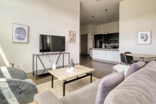 Landing at Enclave at Woodland Lakes - 2 Bedrooms in The Woodlands in Conroe, USA