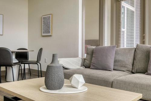 Landing at Enclave at Woodland Lakes - 2 Bedrooms in The Woodlands in Conroe, USA