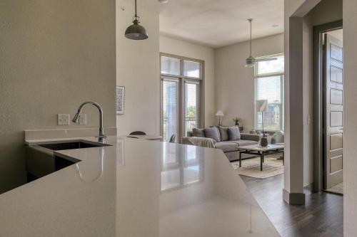 Landing at Enclave at Woodland Lakes - 2 Bedrooms in The Woodlands in Conroe, USA