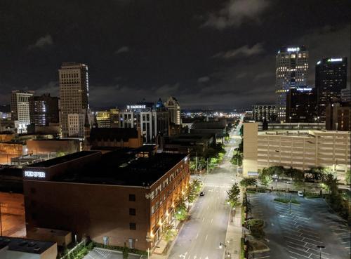 Landing at Lofts at American Life - 1 Bedroom in Central City near ลินน์พาร์ค