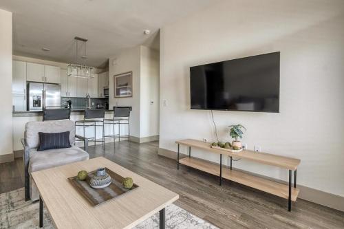 Landing at Enclave at Woodland Lakes - 2 Bedrooms in The Woodlands in Conroe, USA