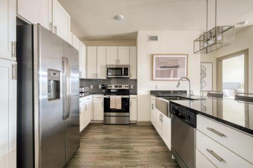 Landing at Enclave at Woodland Lakes - 2 Bedrooms in The Woodlands in Conroe, USA